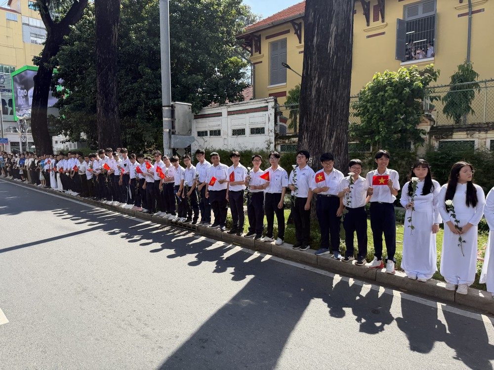 Đông đảo người dân Thành phố Hồ Chí Minh tiễn đưa các liệt sĩ về nơi an nghỉ cuối cùng - Ảnh 10.