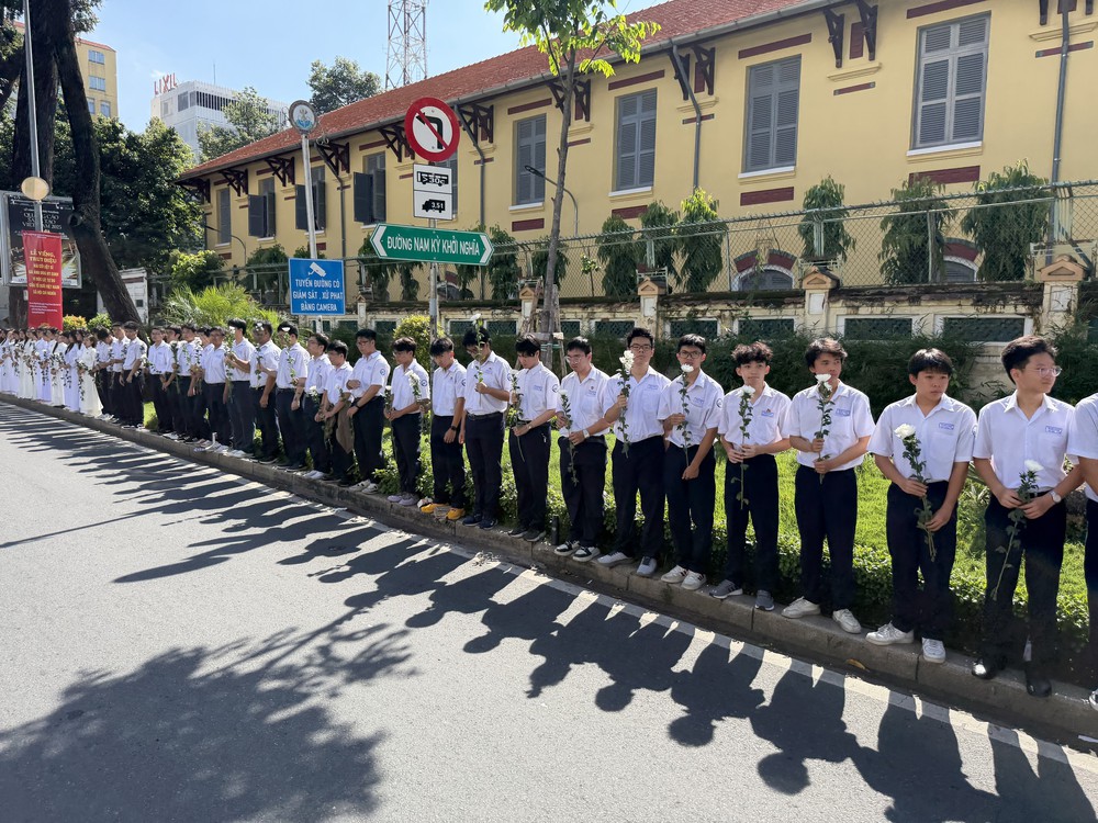 Đông đảo người dân Thành phố Hồ Chí Minh tiễn đưa các liệt sĩ về nơi an nghỉ cuối cùng - Ảnh 9.