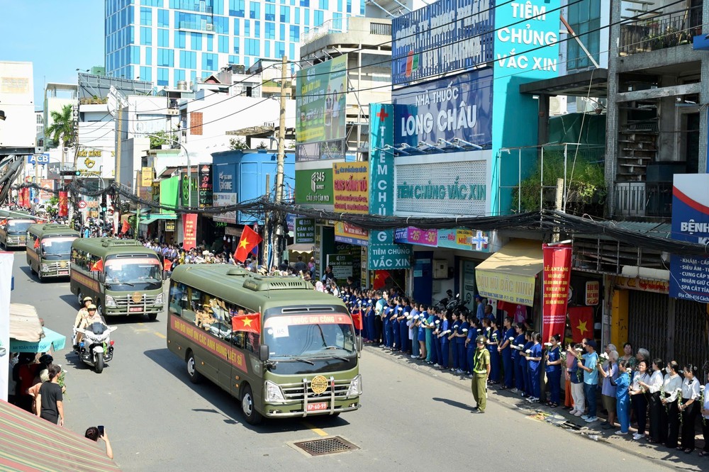 Đông đảo người dân Thành phố Hồ Chí Minh tiễn đưa các liệt sĩ về nơi an nghỉ cuối cùng - Ảnh 2.