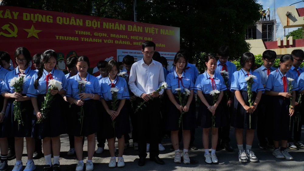 Đông đảo người dân Thành phố Hồ Chí Minh tiễn đưa các liệt sĩ về nơi an nghỉ cuối cùng - Ảnh 8.