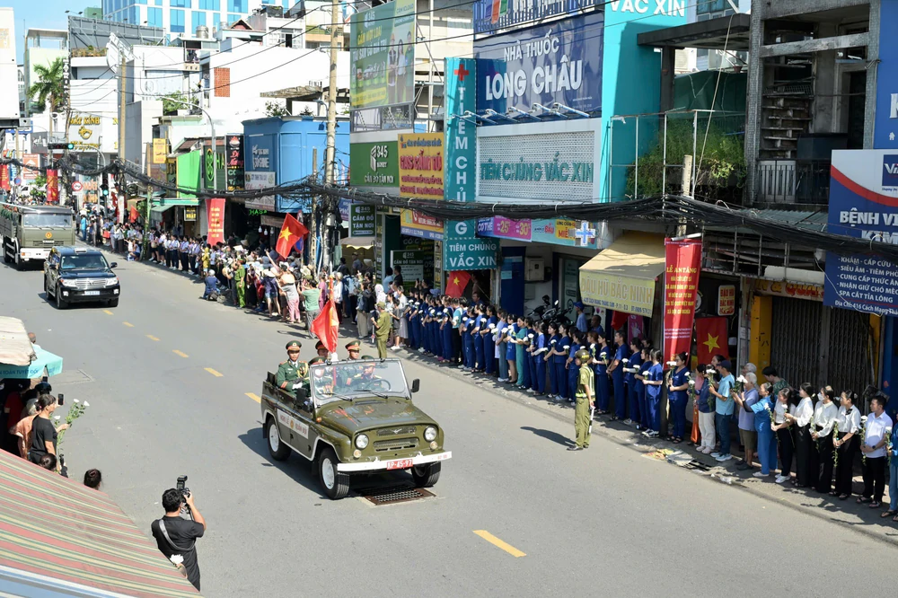 Đông đảo người dân Thành phố Hồ Chí Minh tiễn đưa các liệt sĩ về nơi an nghỉ cuối cùng - Ảnh 1.