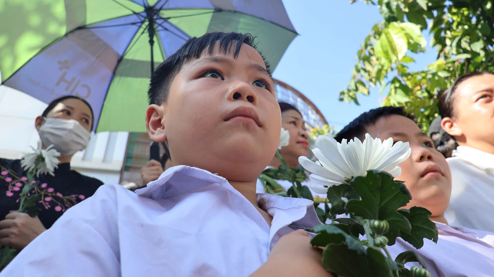 Đông đảo người dân Thành phố Hồ Chí Minh tiễn đưa các liệt sĩ về nơi an nghỉ cuối cùng - Ảnh 13.