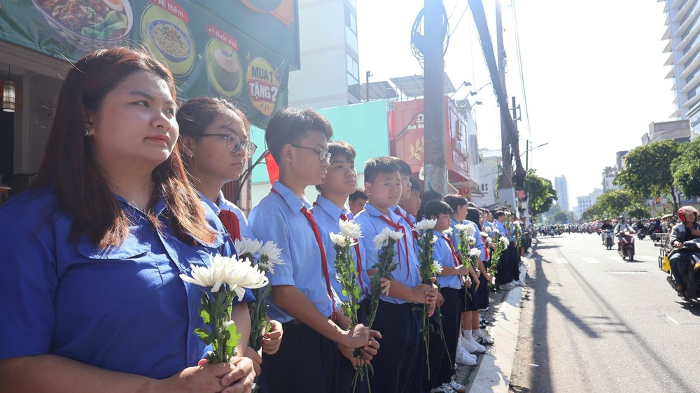 Đông đảo người dân Thành phố Hồ Chí Minh tiễn đưa các liệt sĩ về nơi an nghỉ cuối cùng - Ảnh 12.