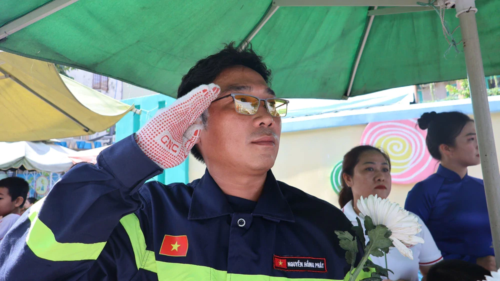 Đông đảo người dân Thành phố Hồ Chí Minh tiễn đưa các liệt sĩ về nơi an nghỉ cuối cùng - Ảnh 11.