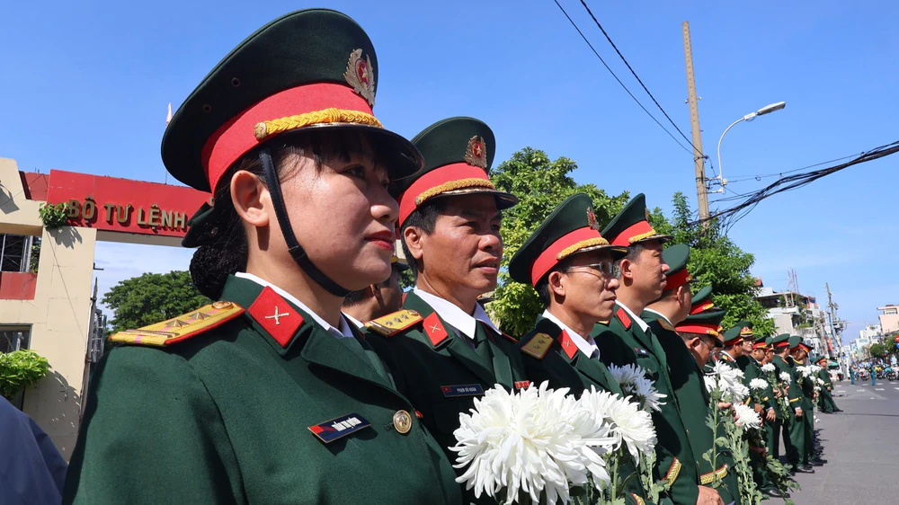 Đông đảo người dân Thành phố Hồ Chí Minh tiễn đưa các liệt sĩ về nơi an nghỉ cuối cùng - Ảnh 3.
