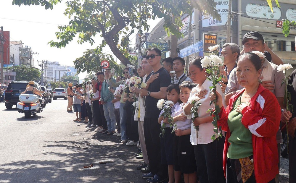 Đông đảo người dân Thành phố Hồ Chí Minh tiễn đưa các liệt sĩ về nơi an nghỉ cuối cùng - Ảnh 7.