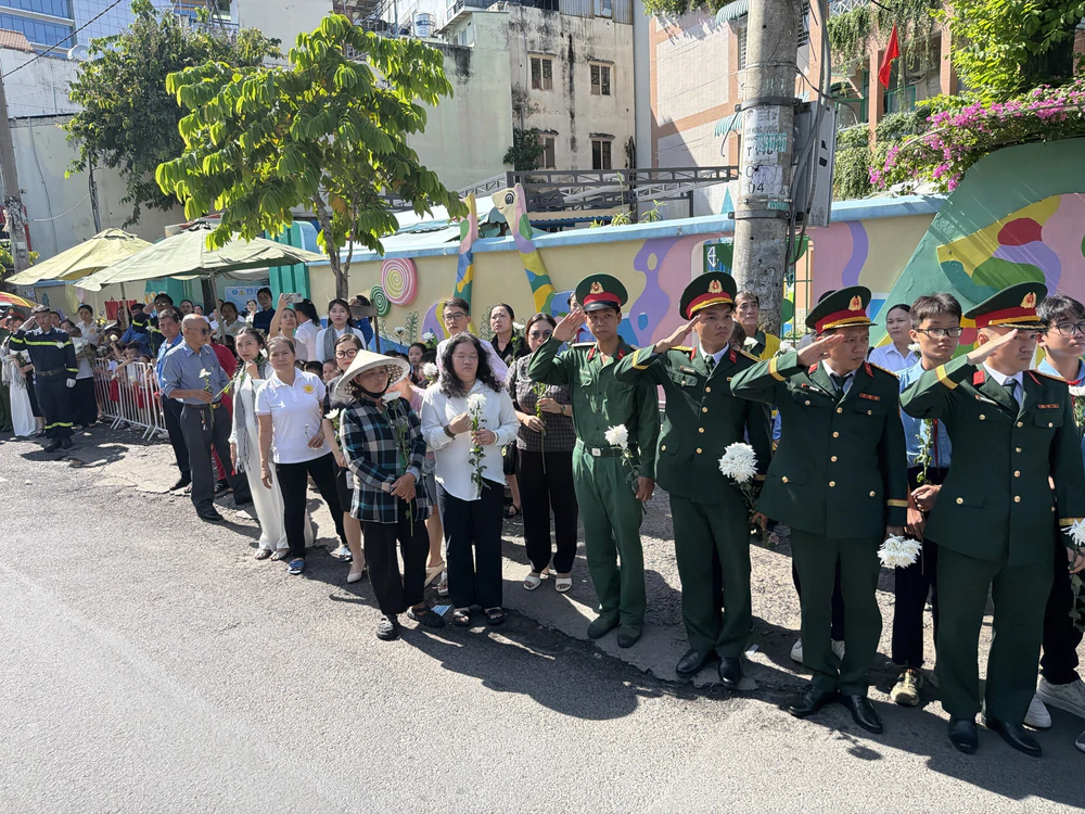 Đông đảo người dân Thành phố Hồ Chí Minh tiễn đưa các liệt sĩ về nơi an nghỉ cuối cùng - Ảnh 4.