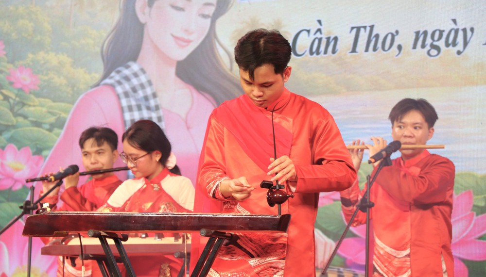 Gìn giữ sức sống đờn ca tài tử từ các câu lạc bộ - Ảnh 1. Gìn giữ sức sống đờn ca tài tử từ các câu lạc bộ - Ảnh 1.