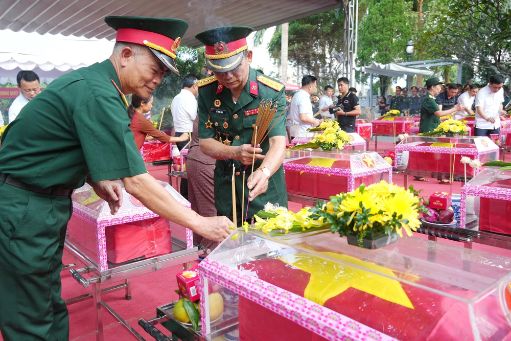 Tuyên Quang: Đưa 93 hài cốt liệt sĩ về Nghĩa trang Liệt sĩ Quốc gia Vị Xuyên - Ảnh 10. Tuyên Quang: Đưa 93 hài cốt liệt sĩ về Nghĩa trang Liệt sĩ Quốc gia Vị Xuyên - Ảnh 10.