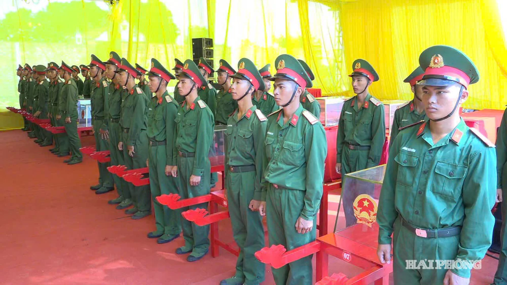 Lễ truy điệu, an táng hài cốt liệt sĩ tại Hải Phòng, Cần Thơ và Tuyên Quang - Ảnh 3. Lễ truy điệu, an táng hài cốt liệt sĩ tại Hải Phòng, Cần Thơ và Tuyên Quang - Ảnh 3.