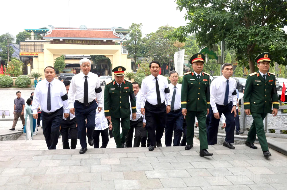 Lễ truy điệu, an táng hài cốt liệt sĩ tại Hải Phòng, Cần Thơ và Tuyên Quang - Ảnh 5. Lễ truy điệu, an táng hài cốt liệt sĩ tại Hải Phòng, Cần Thơ và Tuyên Quang - Ảnh 5.