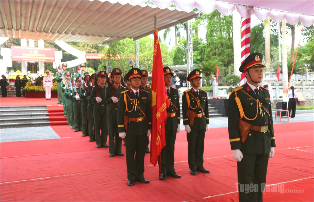 Lễ truy điệu, an táng hài cốt liệt sĩ tại Hải Phòng, Cần Thơ và Tuyên Quang - Ảnh 6. Lễ truy điệu, an táng hài cốt liệt sĩ tại Hải Phòng, Cần Thơ và Tuyên Quang - Ảnh 6.