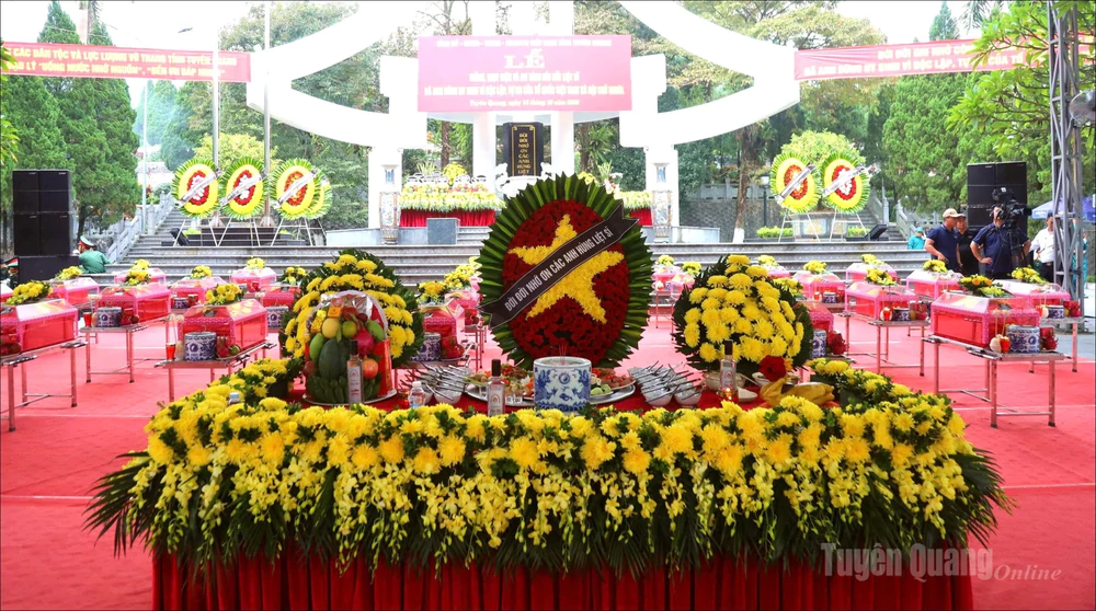Lễ truy điệu, an táng hài cốt liệt sĩ tại Hải Phòng, Cần Thơ và Tuyên Quang - Ảnh 8. Lễ truy điệu, an táng hài cốt liệt sĩ tại Hải Phòng, Cần Thơ và Tuyên Quang - Ảnh 8.