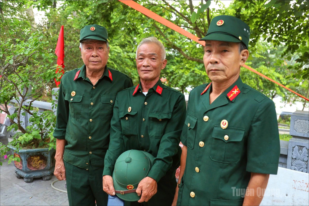 Lễ truy điệu, an táng hài cốt liệt sĩ tại Hải Phòng, Cần Thơ và Tuyên Quang - Ảnh 9. Lễ truy điệu, an táng hài cốt liệt sĩ tại Hải Phòng, Cần Thơ và Tuyên Quang - Ảnh 9.