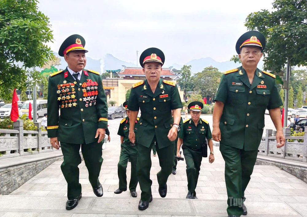 Lễ truy điệu, an táng hài cốt liệt sĩ tại Hải Phòng, Cần Thơ và Tuyên Quang - Ảnh 10. Lễ truy điệu, an táng hài cốt liệt sĩ tại Hải Phòng, Cần Thơ và Tuyên Quang - Ảnh 10.