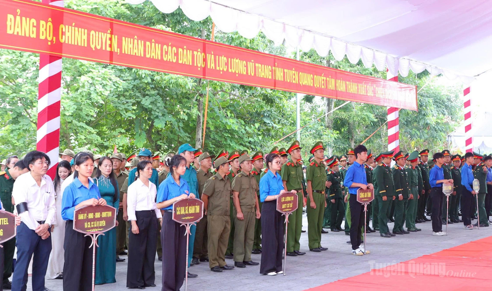 Lễ truy điệu, an táng hài cốt liệt sĩ tại Hải Phòng, Cần Thơ và Tuyên Quang - Ảnh 11. Lễ truy điệu, an táng hài cốt liệt sĩ tại Hải Phòng, Cần Thơ và Tuyên Quang - Ảnh 11.