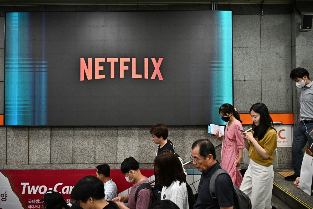 Netflix sa thải khoảng 1.000 nhân viên giữa lúc cổ phiếu mất 40% giá trị - Ảnh 1.