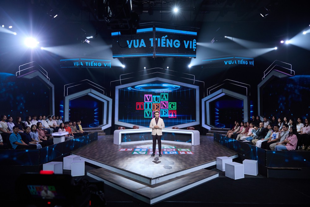 Từ dẫn tiếng Anh đến dẫn Vua Tiếng Việt: MC Đức Bảo nhận thử thách mới - Ảnh 3. Từ dẫn tiếng Anh đến dẫn Vua Tiếng Việt: MC Đức Bảo nhận thử thách mới - Ảnh 3.