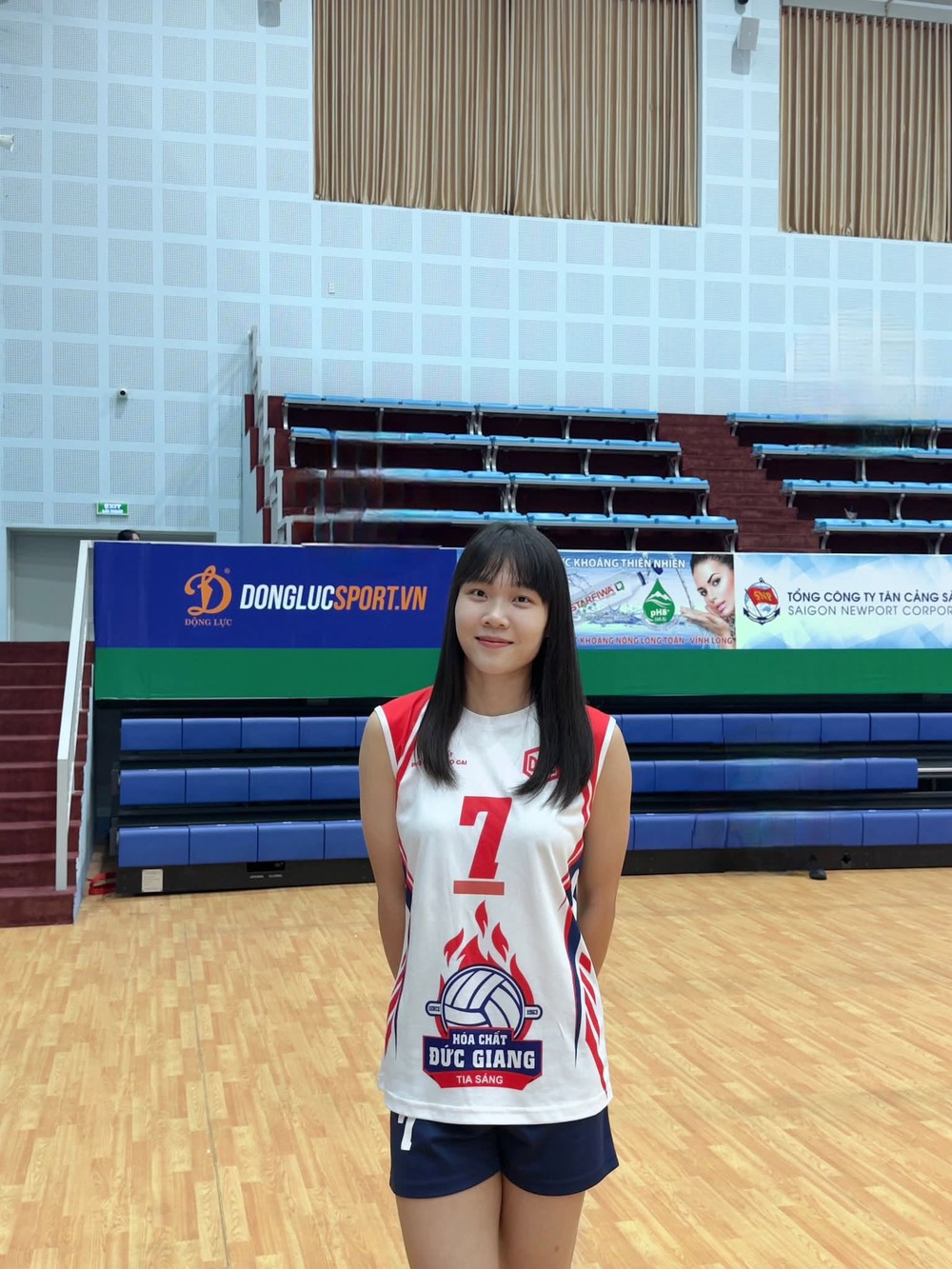 Sau 19 tháng phải xa sân đấu vì chấn thương, chủ công Trần Tú Linh đã trở lại thi đấu trong màu áo Hóa chất Đức Giang tại vòng 2 Giải bóng chuyền vô địch quốc gia 2026. Ảnh: FBNV