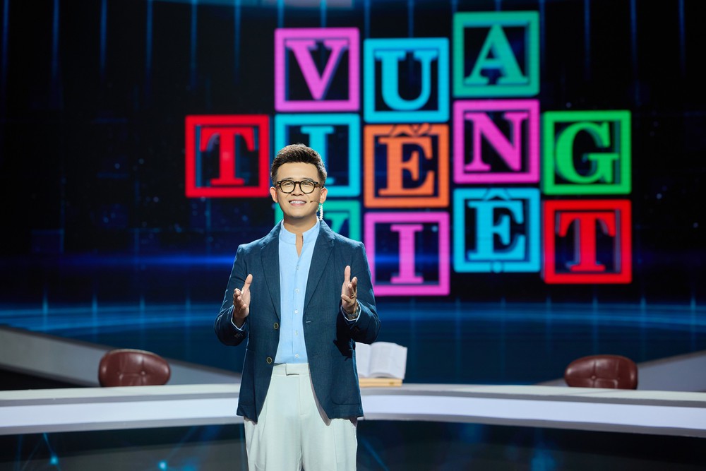Từ dẫn tiếng Anh đến dẫn Vua Tiếng Việt: MC Đức Bảo nhận thử thách mới - Ảnh 1. Từ dẫn tiếng Anh đến dẫn Vua Tiếng Việt: MC Đức Bảo nhận thử thách mới - Ảnh 1.