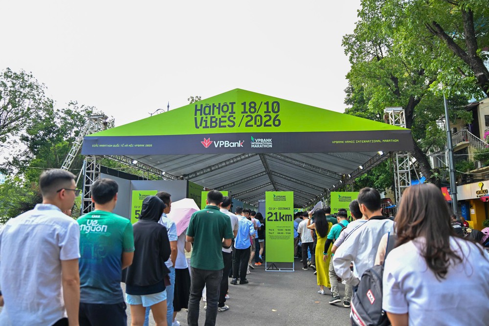 Hàng nghìn runner nô nức nhận BIB, VPIM 2026 "nóng" từng giờ trước ngày khởi tranh - Ảnh 1.