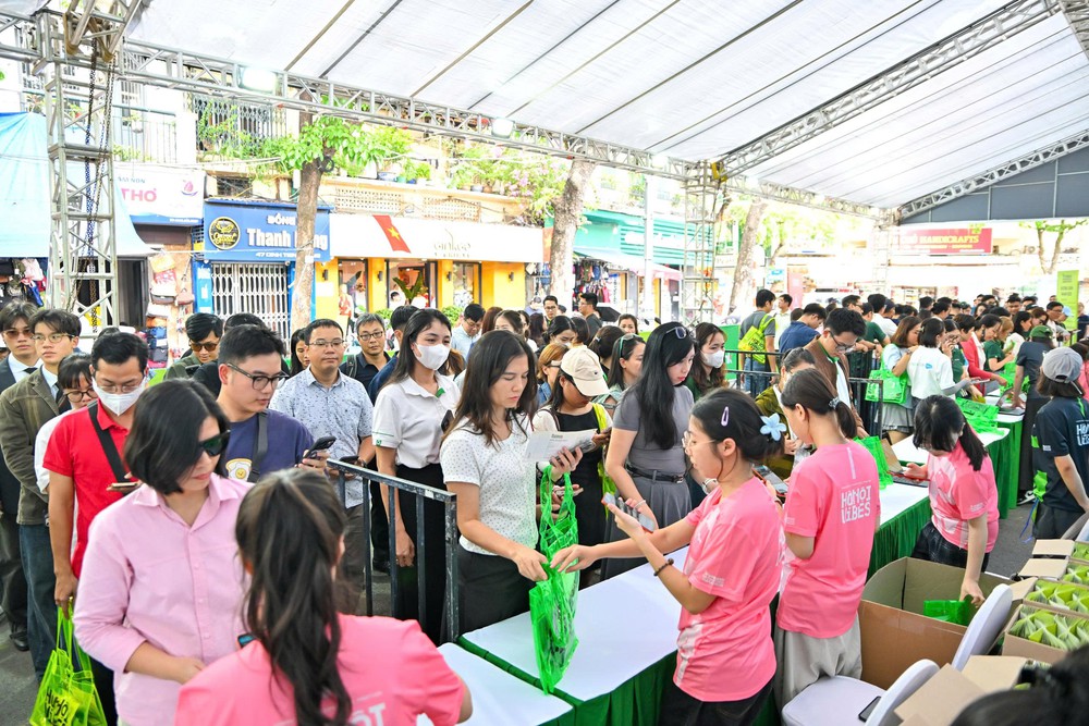 VPIM Expo ngày đầu: Runner háo hức nhận bib, khám phá race kit và không gian trải nghiệm sôi động - Ảnh 2. VPIM Expo ngày đầu: Runner háo hức nhận bib, khám phá race kit và không gian trải nghiệm sôi động - Ảnh 2.