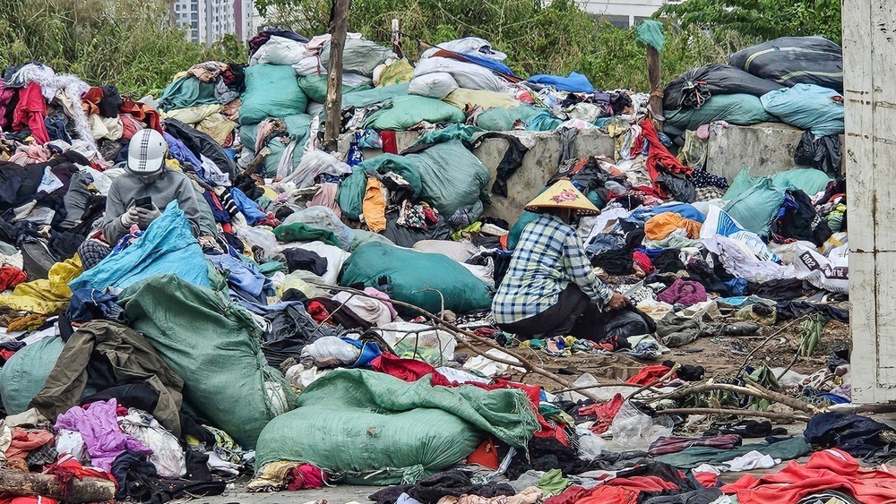Gần 300 tấn quần áo cũ bị đổ bỏ ở Hà Nội đang được đưa đi xử lý tại Nam Sơn - Ảnh 3.