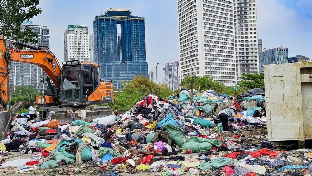 Gần 300 tấn quần áo cũ bị đổ bỏ ở Hà Nội đang được đưa đi xử lý tại Nam Sơn - Ảnh 1.