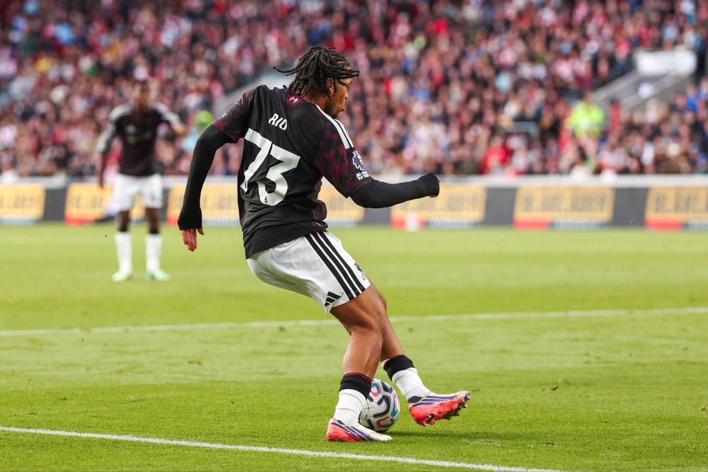 Liverpool: Đã thấy hình bóng Salah ở Rio Ngumoha - Ảnh 1.