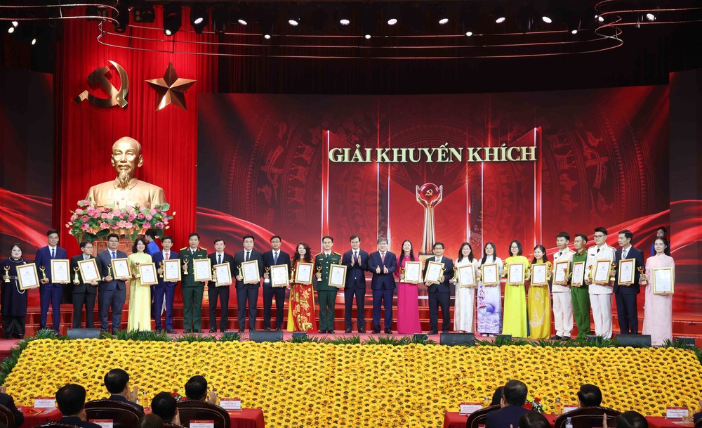 Lễ trao giải Cuộc thi chính luận về bảo vệ nền tảng tư tưởng của Đảng lần thứ 6 - Ảnh 10. Lễ trao giải Cuộc thi chính luận về bảo vệ nền tảng tư tưởng của Đảng lần thứ 6 - Ảnh 10.