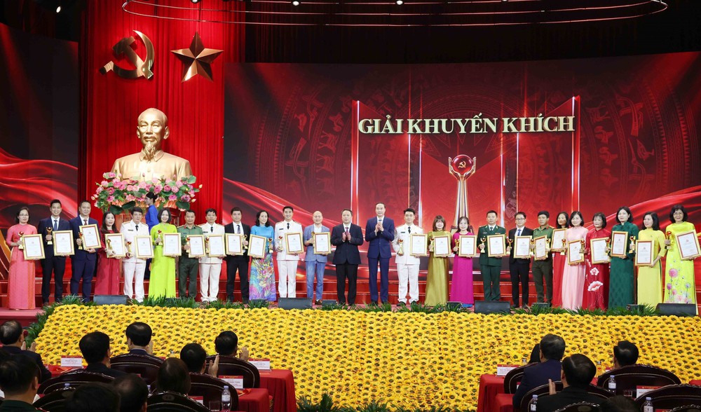 Lễ trao giải Cuộc thi chính luận về bảo vệ nền tảng tư tưởng của Đảng lần thứ 6 - Ảnh 11. Lễ trao giải Cuộc thi chính luận về bảo vệ nền tảng tư tưởng của Đảng lần thứ 6 - Ảnh 11.