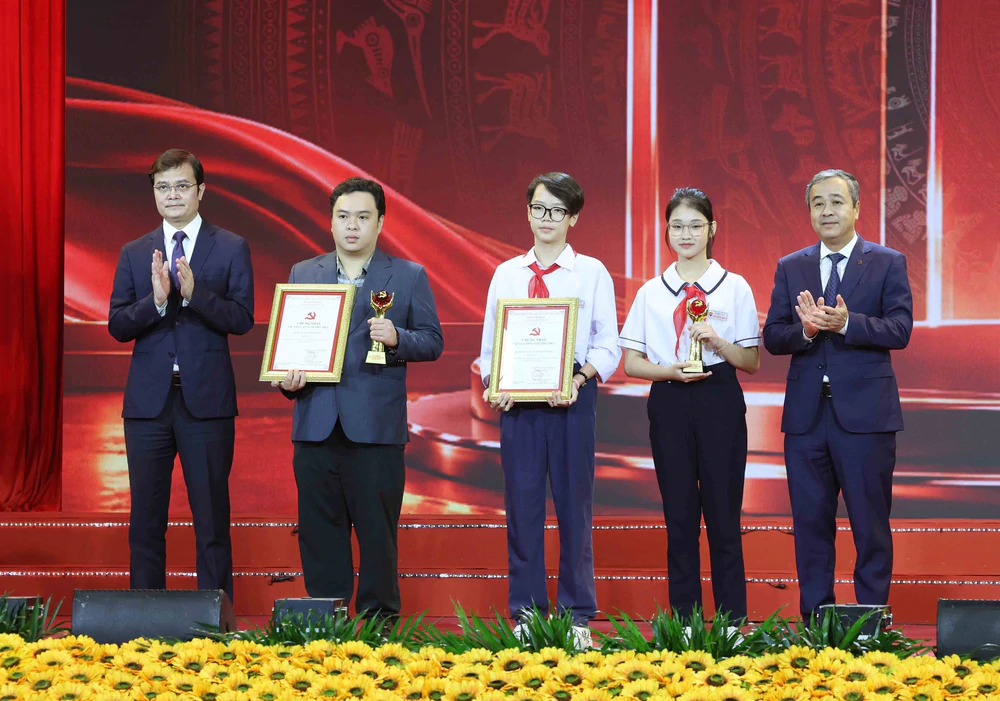 Lễ trao giải Cuộc thi chính luận về bảo vệ nền tảng tư tưởng của Đảng lần thứ 6 - Ảnh 14. Lễ trao giải Cuộc thi chính luận về bảo vệ nền tảng tư tưởng của Đảng lần thứ 6 - Ảnh 14.