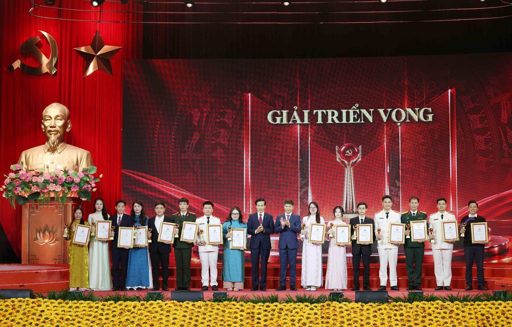 Lễ trao giải Cuộc thi chính luận về bảo vệ nền tảng tư tưởng của Đảng lần thứ 6 - Ảnh 12. Lễ trao giải Cuộc thi chính luận về bảo vệ nền tảng tư tưởng của Đảng lần thứ 6 - Ảnh 12.