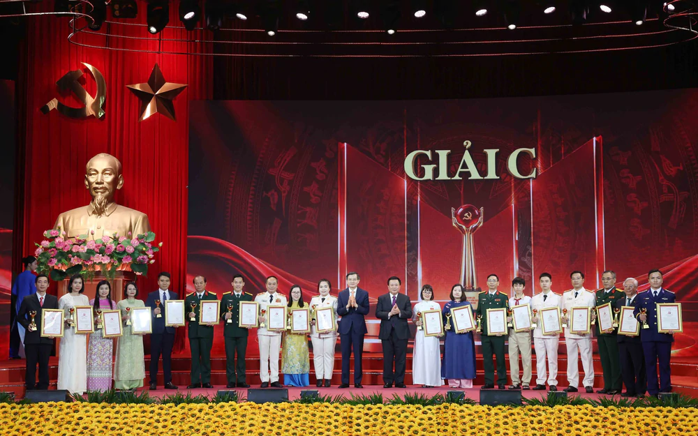 Lễ trao giải Cuộc thi chính luận về bảo vệ nền tảng tư tưởng của Đảng lần thứ 6 - Ảnh 8. Lễ trao giải Cuộc thi chính luận về bảo vệ nền tảng tư tưởng của Đảng lần thứ 6 - Ảnh 8.