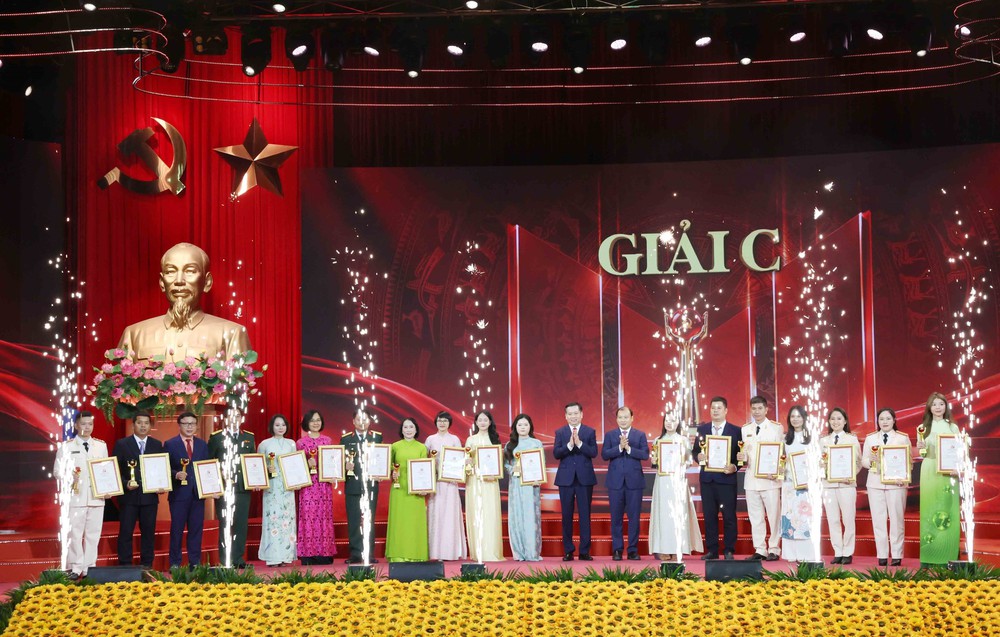 Lễ trao giải Cuộc thi chính luận về bảo vệ nền tảng tư tưởng của Đảng lần thứ 6 - Ảnh 9. Lễ trao giải Cuộc thi chính luận về bảo vệ nền tảng tư tưởng của Đảng lần thứ 6 - Ảnh 9.