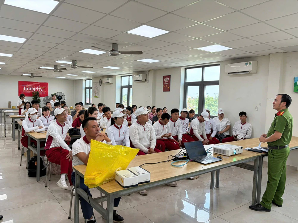 Công an kiểm tra gần 50 người tại công ty golf ở Ninh Bình - Ảnh 2.