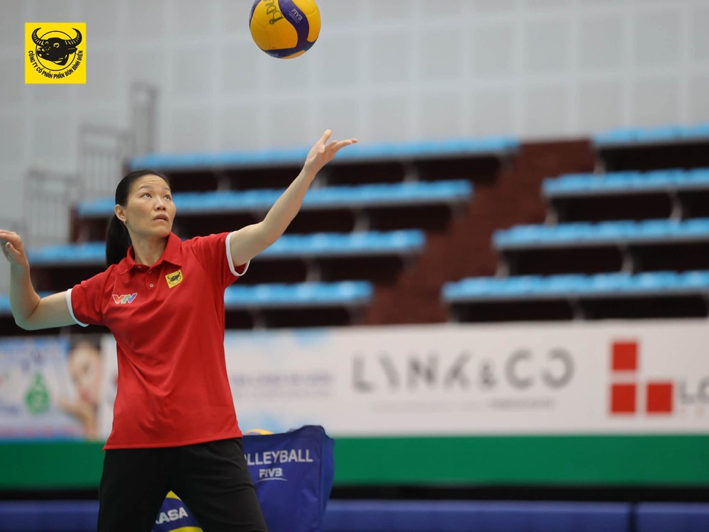 Ngọc Hoa luôn cháy bỏng đam mê với nghề dù ở vị trí cầu thủ hay với tư cách HLV. Ảnh: CLB VTV Bình Điền Long An Ngọc Hoa luôn cháy bỏng đam mê với nghề dù ở vị trí cầu thủ hay với tư cách HLV. Ảnh: CLB VTV Bình Điền Long An