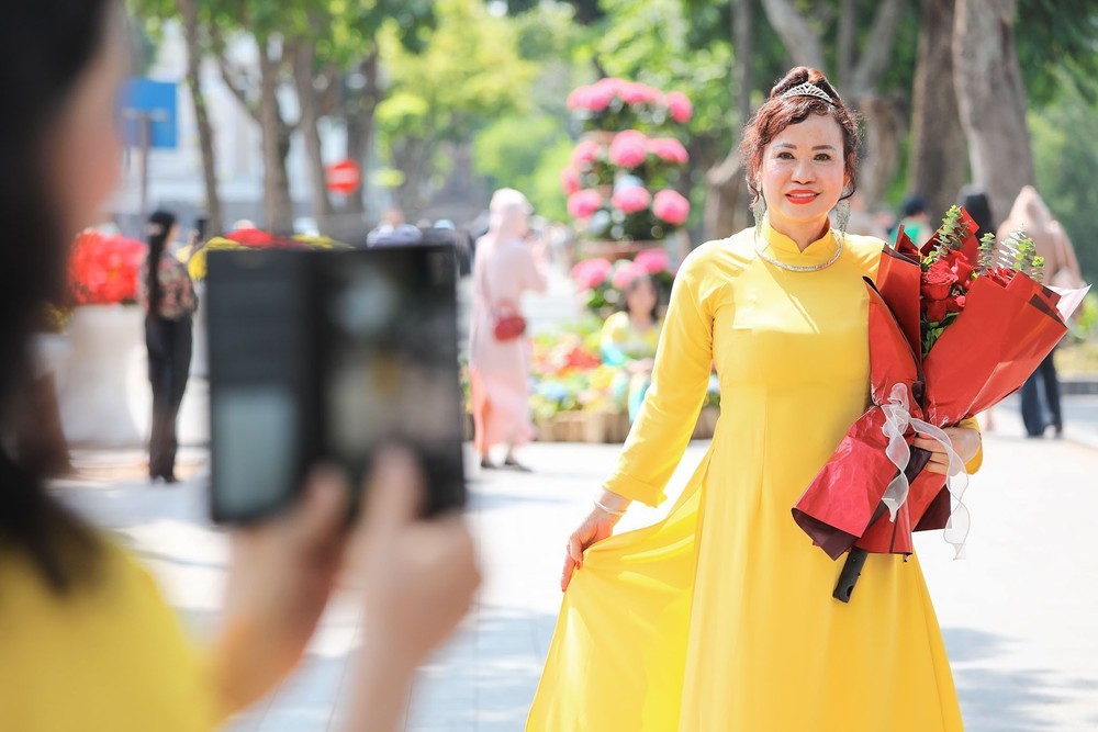 Duyên dáng áo dài nhân Ngày Phụ nữ Việt Nam 20/10 - Ảnh 2. Duyên dáng áo dài nhân Ngày Phụ nữ Việt Nam 20/10 - Ảnh 2.