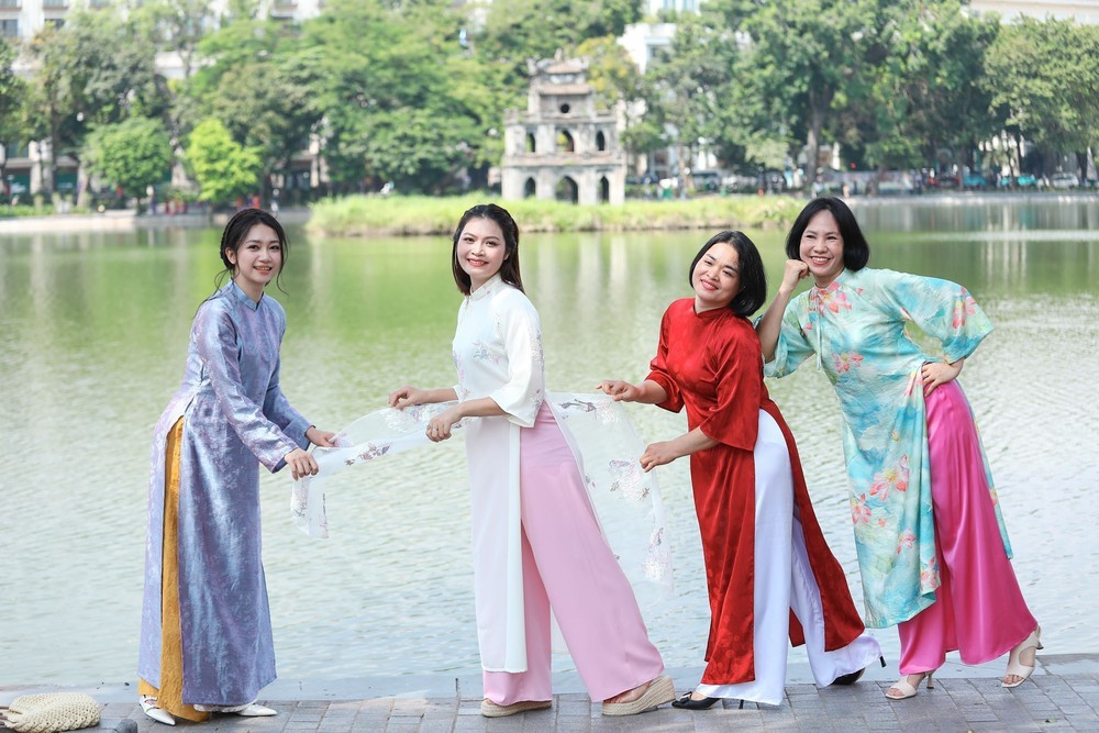 Duyên dáng áo dài nhân Ngày Phụ nữ Việt Nam 20/10 - Ảnh 5. Duyên dáng áo dài nhân Ngày Phụ nữ Việt Nam 20/10 - Ảnh 5.