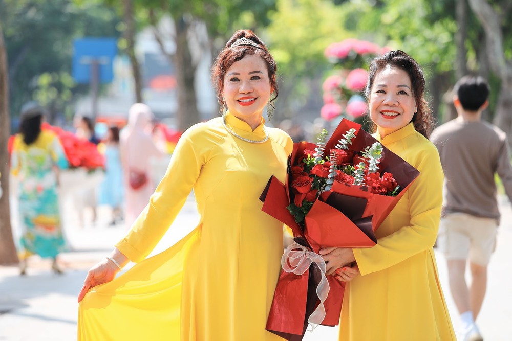 Duyên dáng áo dài nhân Ngày Phụ nữ Việt Nam 20/10 - Ảnh 6. Duyên dáng áo dài nhân Ngày Phụ nữ Việt Nam 20/10 - Ảnh 6.