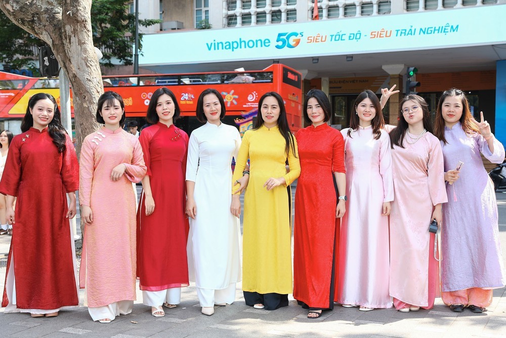 Duyên dáng áo dài nhân Ngày Phụ nữ Việt Nam 20/10 - Ảnh 7. Duyên dáng áo dài nhân Ngày Phụ nữ Việt Nam 20/10 - Ảnh 7.