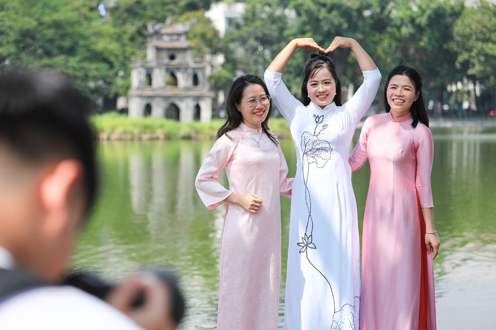 Duyên dáng áo dài nhân Ngày Phụ nữ Việt Nam 20/10 - Ảnh 3. Duyên dáng áo dài nhân Ngày Phụ nữ Việt Nam 20/10 - Ảnh 3.