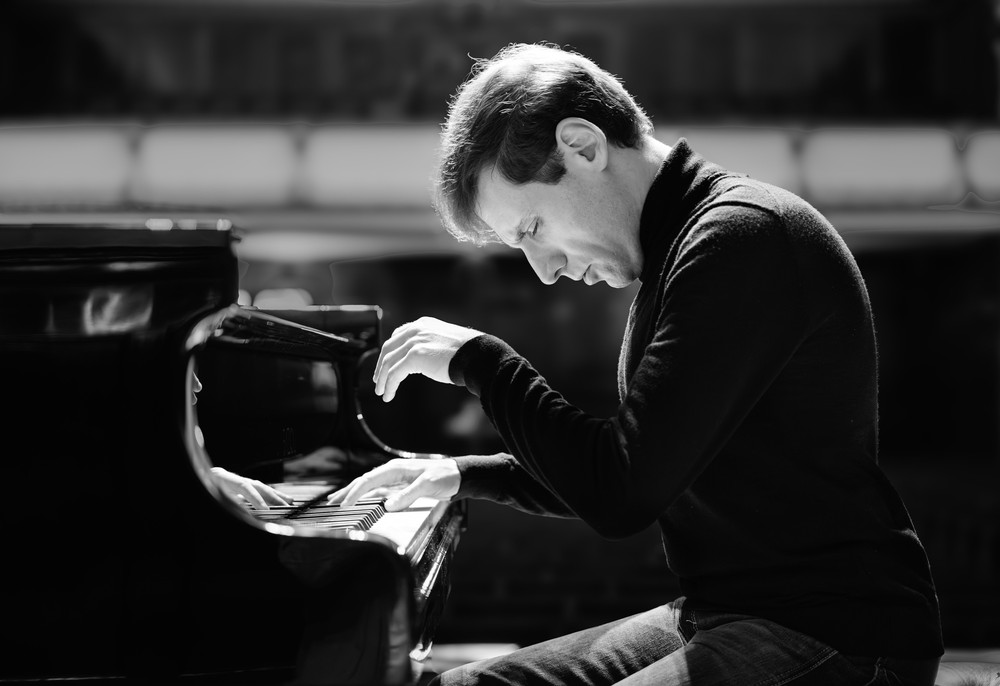 Tối ngày 9/10, dàn nhạc SSO cùng nghệ sĩ piano lừng danh thế giới Boris Giltburg kể chuyện "Thiên Cổ Tình" - Ảnh 2. Tối ngày 9/10, dàn nhạc SSO cùng nghệ sĩ piano lừng danh thế giới Boris Giltburg kể chuyện "Thiên Cổ Tình" - Ảnh 2.
