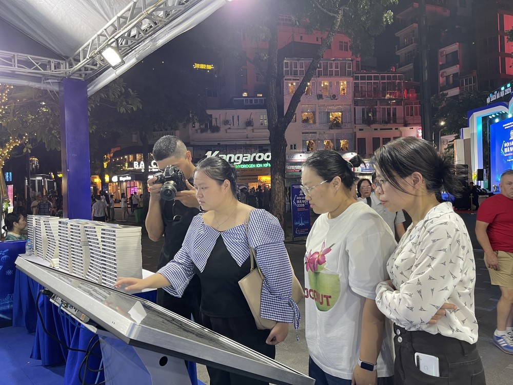 Khai mạc Hội Sách Hà Nội lần thứ XI, kết nối tri thức và công nghệ - Ảnh 2. Khai mạc Hội Sách Hà Nội lần thứ XI, kết nối tri thức và công nghệ - Ảnh 2.