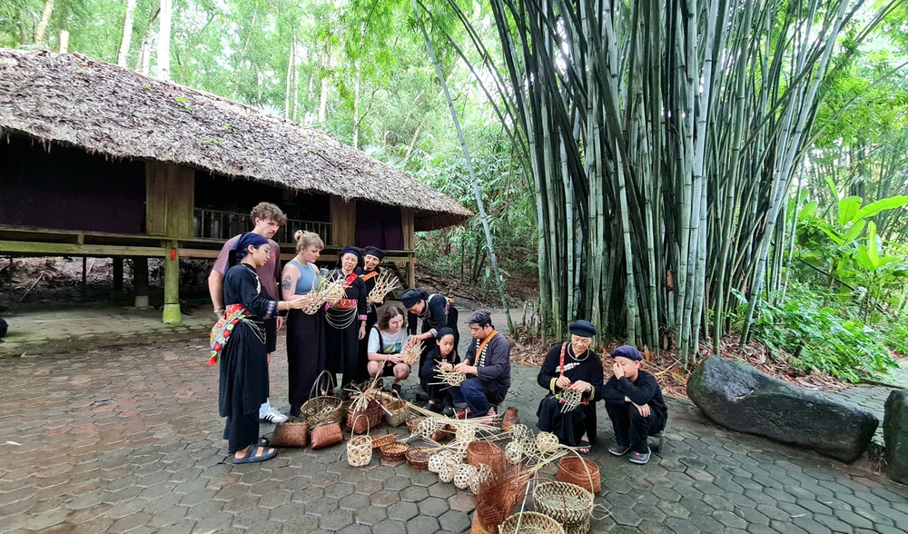 Văn hóa phải có vị trí tương xứng trong mục tiêu phát triển - Ảnh 3. Văn hóa phải có vị trí tương xứng trong mục tiêu phát triển - Ảnh 3.