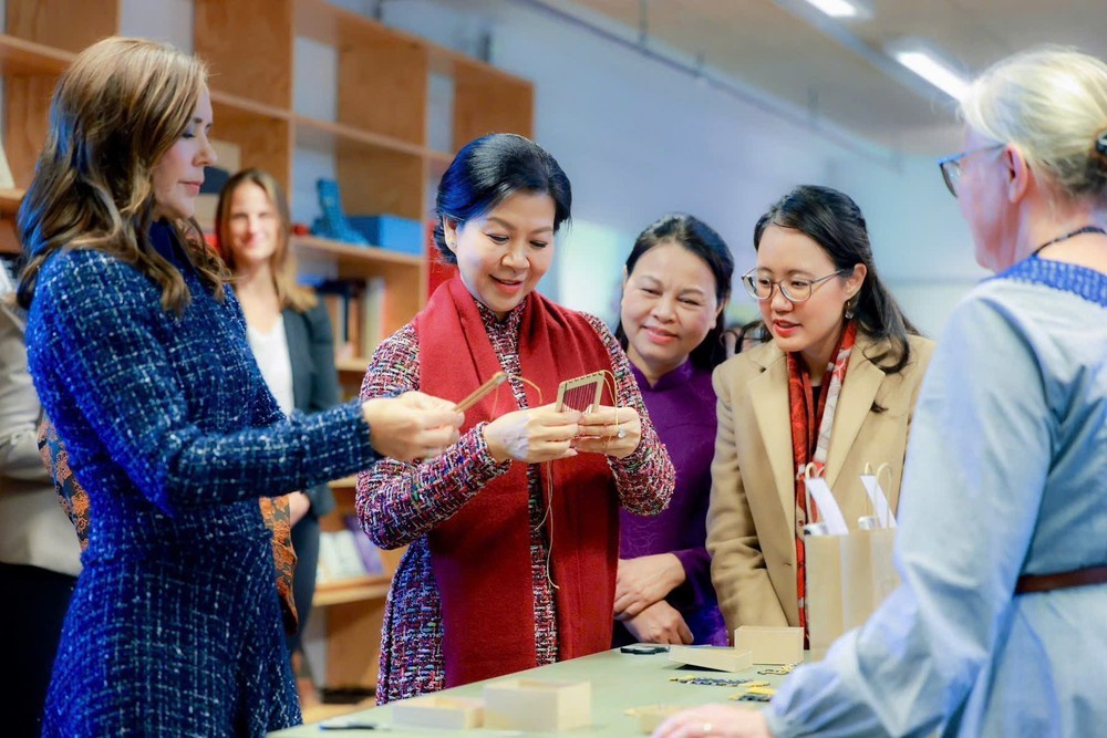 Phu nhân Tổng Bí thư, Chủ tịch nước cùng Hoàng hậu Đan Mạch trao tặng “Tủ sách Việt Nam” cho thư viện tại Copenhagen - Ảnh 3.