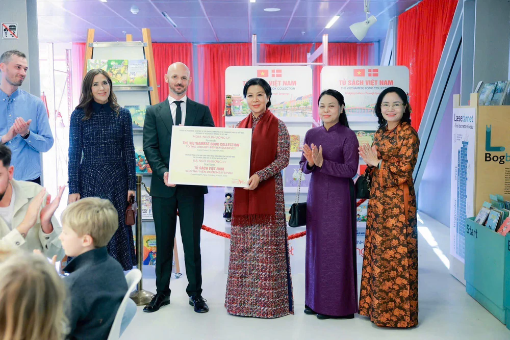 Phu nhân Tổng Bí thư, Chủ tịch nước cùng Hoàng hậu Đan Mạch trao tặng “Tủ sách Việt Nam” cho thư viện tại Copenhagen - Ảnh 1.