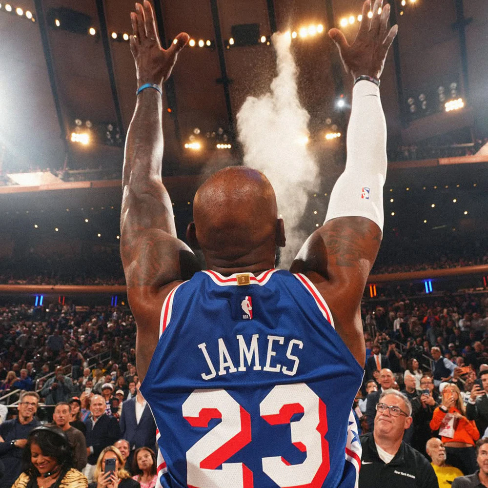 Ngôi sao LeBron James lập kỷ lục 24 mùa giải ở NBA: Huyền thoại chưa muốn dừng lại - Ảnh 1. Ngôi sao LeBron James lập kỷ lục 24 mùa giải ở NBA: Huyền thoại chưa muốn dừng lại - Ảnh 1.