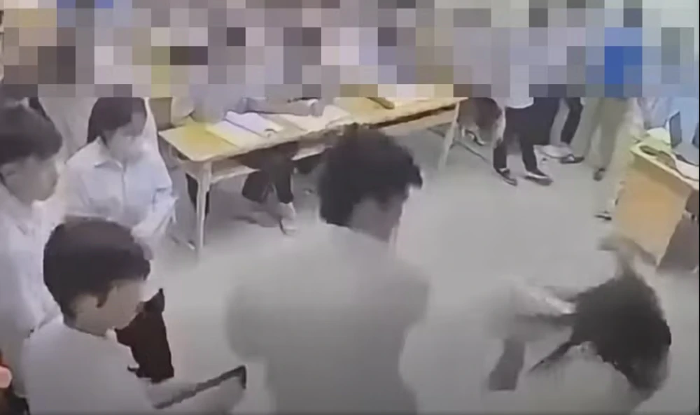 Bắt khẩn cấp nam sinh hành hung giáo viên tại lớp học - Ảnh 1. Bắt khẩn cấp nam sinh hành hung giáo viên tại lớp học - Ảnh 1.