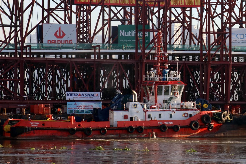Hợp long cầu đi bộ qua sông Sài Gòn - Ảnh 13.